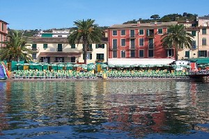 Xtrallusion offers characteristic Bed and Breakfast, B&B, Guest House, Hotel, Albergo and Country Lodge accommodation in Italy. Plus independent self-guided Walking, Adventure, Activity, Skiing and Paragliding Holiday itineraries on the Italian Rivieras, in the Italian Lakes, in the Italian Alps and in some of the most beautiful corners of Italy.